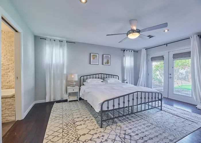Amazing Location! Old Town Modern