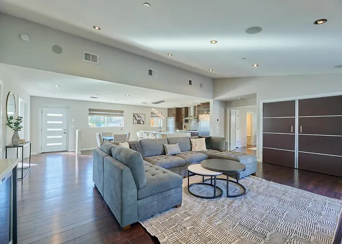 Amazing Location! Old Town Modern