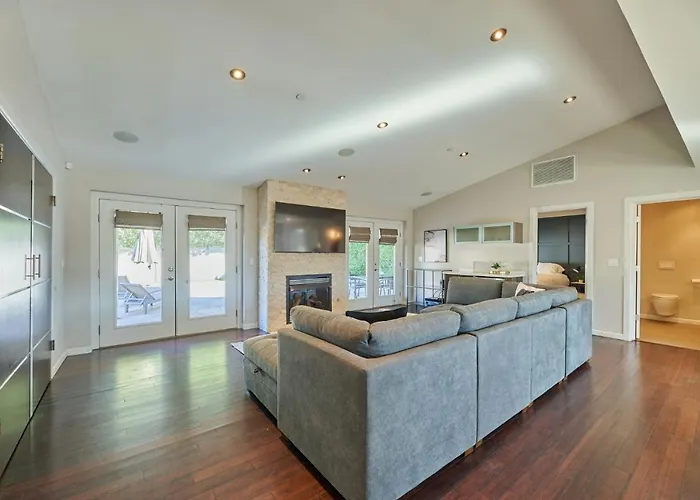 Amazing Location! Old Town Modern