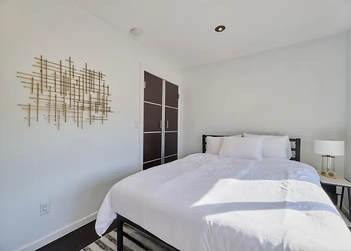 Amazing Location! Old Town Modern 4*